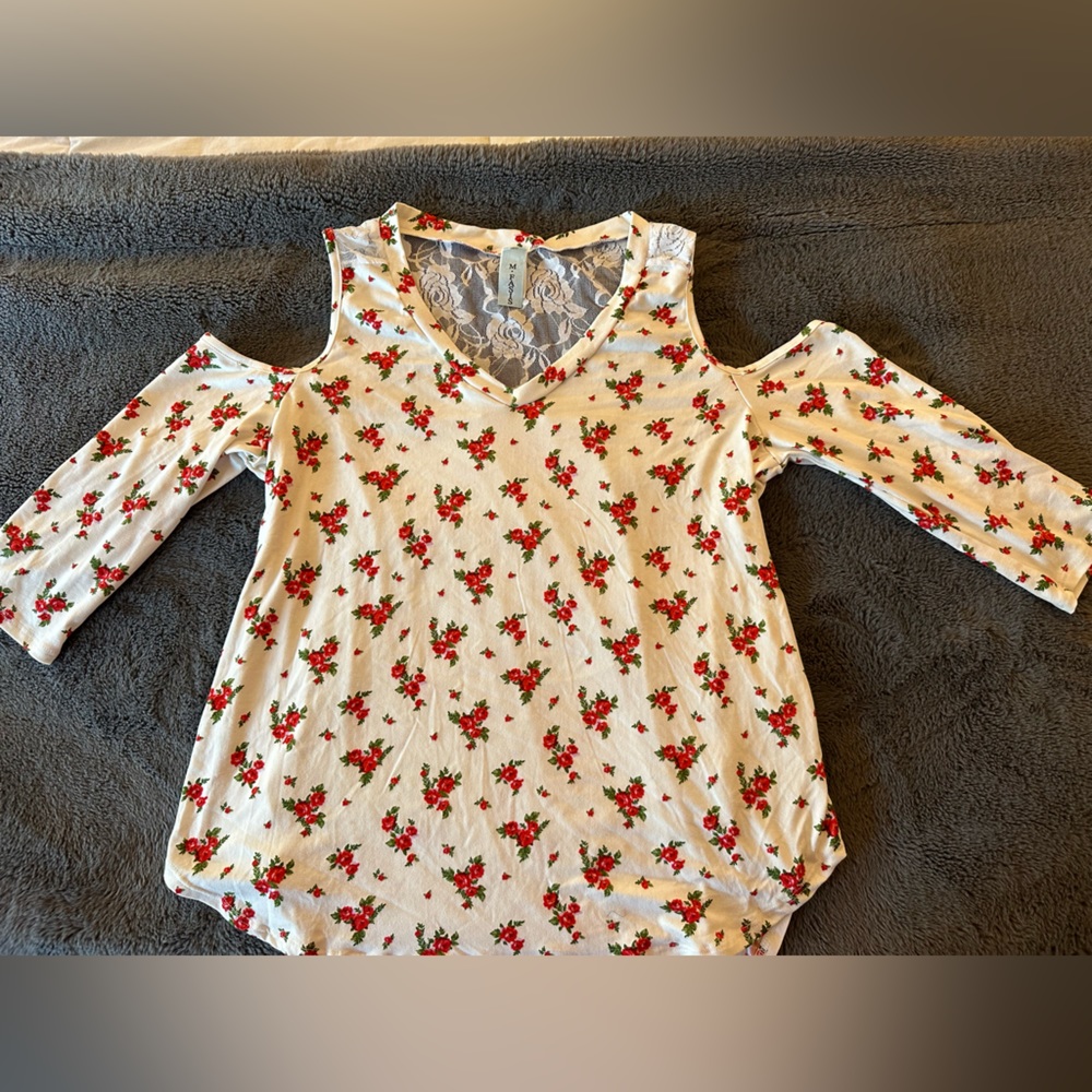 Cold Shoulder Top w floral design Size 1X